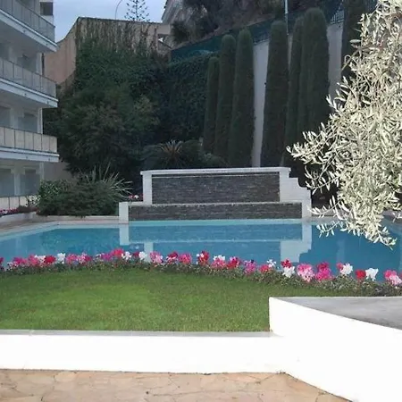 Grand 2 Pieces Climatise Avec Terrasse Et Garage Prive Pres De La - Fr-1-196-311 Menton