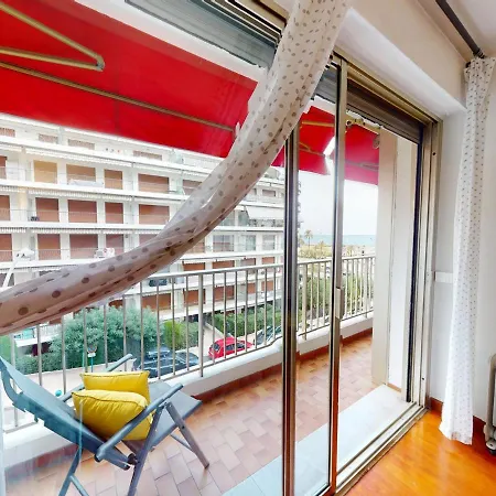 Grand 2 Pieces Climatise Avec Terrasse Et Garage Prive Pres De La - Fr-1-196-311 * Menton